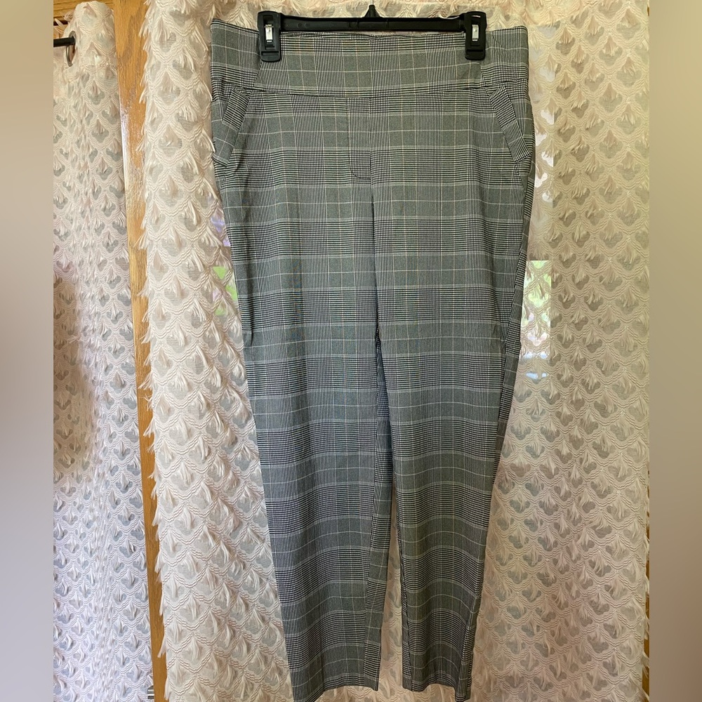 EUC Soho Houndstooth Skinny Pant Size Large w/ Stretch.Black/White hint of Pink.